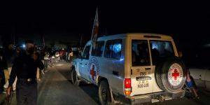 الصليب
      الأحمر
      يتسلم
      الأسرى
      الإسرائيليين
      لنقلهم
      إلى
      معبر
      رفح
      المصري