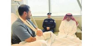 محافظ الجهراء يزور أحد منتسبي قوة الإطفاء بعد تعرضه للإصابة أثناء أداء الواجب
