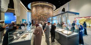 متحف القرآن الكريم في مكة المكرمة يعرض نسخة نادرة من «المصحف الأزرق» - ترند نيوز