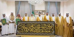 نيابةً عن خادم الحرمين الشريفين.. نائب أمير منطقة مكة المكرمة يُسلّم كسوة الكعبة المشرفة لسدنة بيت الله الحرام - ترند نيوز