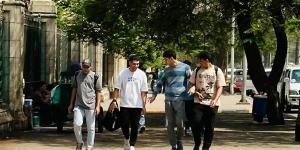 "بيراجعوا لحد الباب"، تجمع الطلاب في محيط لجان امتحانات الثانوية العامة بالغربية (فيديو)