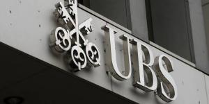 بنك "UBS" يخفض توقعات النفط ويرجح تعافياً مع تباطؤ الإنتاج