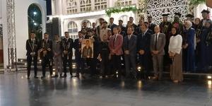 لحظة وفاء من طلاب حقوق جنوب الوادي لصديقهم المتوفى في حفل التخرج بقنا