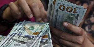 الدولار يتعافى ولكنه يتجه لخسارة شهرية