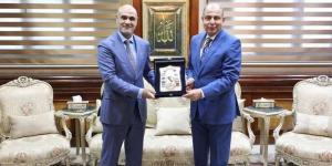 تقديرًا لمسيرة حافلة بالعطاء....محافظ المنيا يكرّم رائد طب وجراحة العيون الدكتور محمود جنيدي