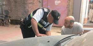 موقف إنساني، رجل مرور يساند أسرة تعطلت سيارتها بشكل مفاجئ في شبين الكوم (صور)