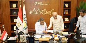 محافظ جنوب سيناء يعتمد عددًا من عقود تقنين أراضي دهب ويوجه بسرعة إكمال الإجراءات