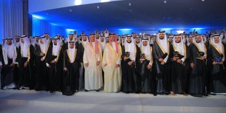 نيابة عن نائب أمير منطقة مكة المكرمة.. مُحافظ جدة يشهد حفل تخريج الدفعة الـ 11 من طلاب وطالبات جامعة جدة - ترند نيوز