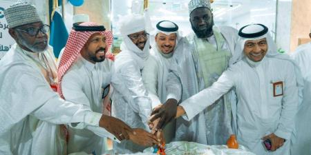بالزمزم والهدايا والأناشيد... رحلات تستقبل الفوج الأول من حجاج تشاد  - ترند نيوز