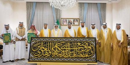 نيابةً عن خادم الحرمين الشريفين.. نائب أمير منطقة مكة المكرمة يُسلّم كسوة الكعبة المشرفة لسدنة بيت الله الحرام - ترند نيوز