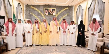 الأمير فواز بن سلطان يسلم
شهادة الامتثال لمنشآت التدريب التقني والمهني بالطائف - ترند نيوز