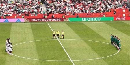 دقيقة حداد علي أرواح ضحايا زلزال فنزويلا خلال مباراة العراق والسنغال