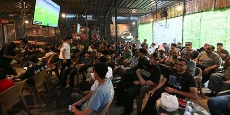 كله بيقول "يا رب"، مقاهي شبرا الخيمة "كاملة العدد" لمؤازرة منتخب مصر أمام إيران (صور)