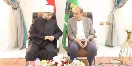 محافظ المنيا ووزير الأوقاف يبحثان خطة تطوير منطقة البهنسا الأثرية (صور)