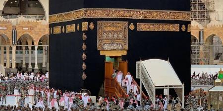 غسل الكعبة المشرفة.. مشهد إيماني تتوارثه الأجيال ويجسد عناية لا تنقطع بالبيت العتيق - ترند نيوز