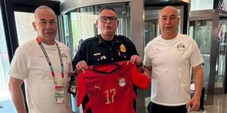 شرطة دالاس تودع منتخب مصر بإهداء حسام وإبراهيم حسن "شارة تأمين كأس العالم"