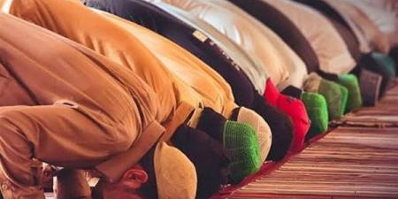 هل يجوز للمأموم المنفرد جذب مصلٍّ آخر لإقامة صف جديد؟ الإفتاء تجيب