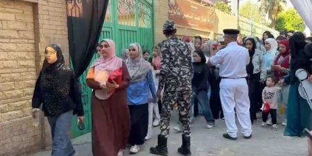 منعا للتكدس، بدء دخول طلاب الثانوية العامة لجان امتحانات مادتي الفيزياء والتاريخ
