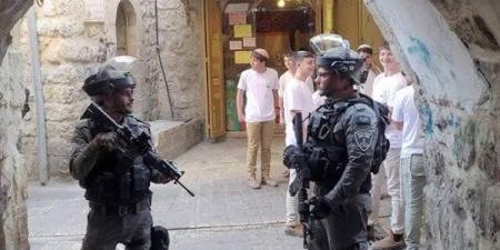 عشرات المستوطنين يقتحمون مدينة نابلس بحماية قوات الاحتلال الإسرائيلي