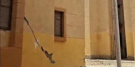 كارثة قبل التسليم، ظهور شروخ وتصدعات في عمارات الإسكان الاجتماعي بنقادة ورعب بين الحاجزين (صور)