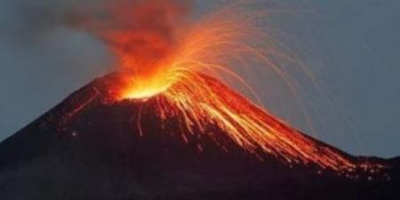 ثوران بركان سينابونج فى إندونيسيا وأعمدة الرماد تتجاوز مسافة 3 كيلومترات