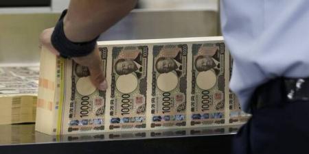 الين يواصل مكاسبه مع تزايد رهانات رفع المركزي الياباني الفائدة