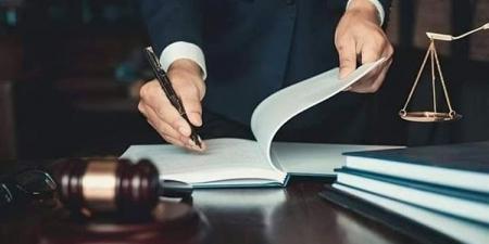 أمها ماتت وأبوها تركها، مأساة طفلة عمرها 5 سنوات يعذبها زوج أمها من أجل التسول