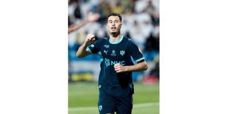 الهلال يهزم التعاون.. والخليج يوقف النصر