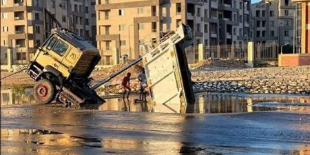 مصدر “بالإسكان” يكشف الحقيقة الغائبة في كسر ماسورة مياه وصلة دهشور