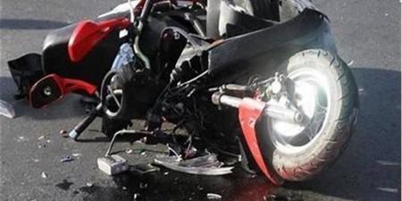 مصرع شخص وإصابة آخر إثر انقلاب دراجة نارية أعلى الطريق بالتجمع