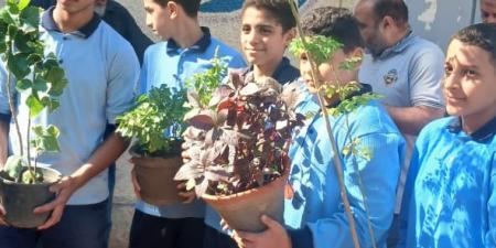 “اتحضر للأخضر” داخل مدارس الجيزة، تدريب الطلاب عمليا على زراعة الأشجار والنباتات