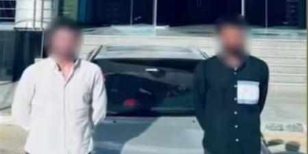 فتح الباب ووقف خارج السيارة، الأمن يضبط شابين بتهمة أداء حركات استعراضية بالشرقية