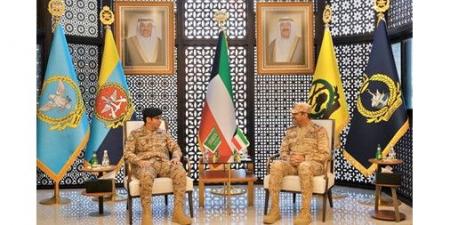 رئيس الأركان بحث التعاون العسكري مع رئيس هيئة التخطيط في القوات البحرية السعودية
