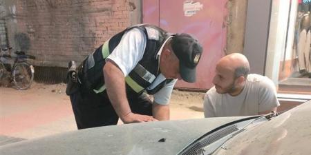 موقف إنساني، رجل مرور يساند أسرة تعطلت سيارتها بشكل مفاجئ في شبين الكوم (صور)