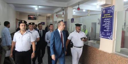 مدير أمن سوهاج يتفقد تطبيق «الشباك الواحد» بالمرور