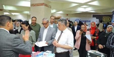 إقبال كبير على معرض المستلزمات الطبية والدراسية لطلاب "طب الإسكندرية"