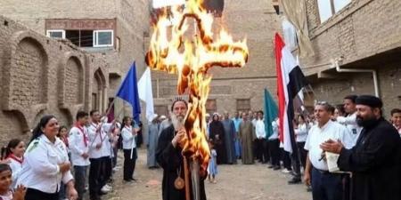 بعد انتشار صور الأنبا بيمن يحمل صليبا مشتعلا، هل فعلا يحرق الأقباط الصليب؟