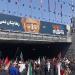 ترامب حاضر بقوة في جنازة خامنئي، حشود إيرانية ترجم صوره وتشنق دمية على هيئته (فيديو)