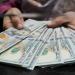 الدولار يصعد لأعلى مستوى في شهرين بدعم توقعات رفع الفائدة