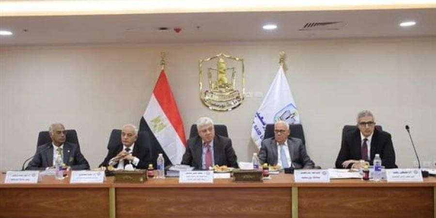 دراسة
      جدوى
      لإقامة
      مشروع
      شراكة
      بين
      الجامعات
      لاستصلاح
      200
      فدان
      لكل
      جامعة
      بالوادي
      الجديد