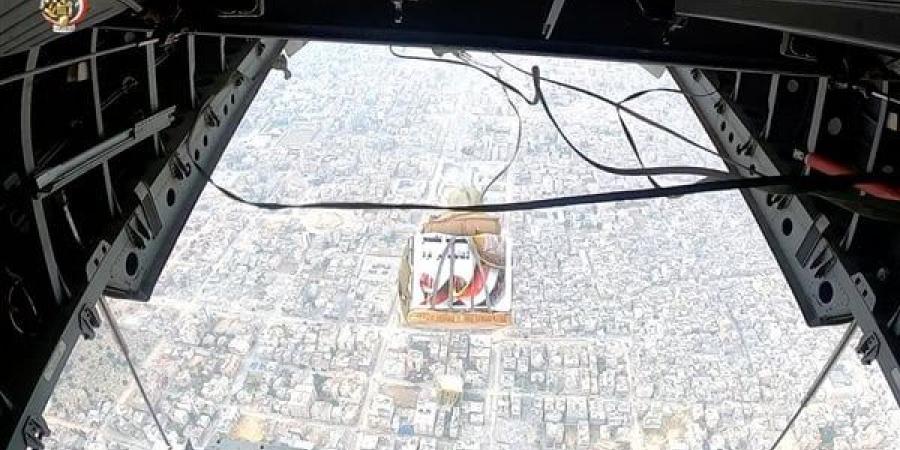 القوات
      الجوية
      المصرية
      تواصل
      إسقاط
      المساعدات
      الإنسانية
      والإغاثية
      على
      شمال
      قطاع
      غزة