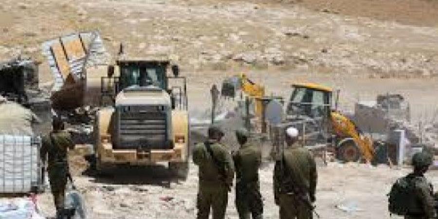 الاحتلال يهدم منزلا ويخطر بهدم آخر في أريحا