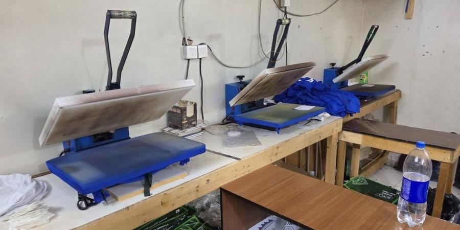 أمانة جدة تضبط أكثر *من 3 آلاف قطعة* ملابس لعلامات تجارية مقلدة - ترند نيوز