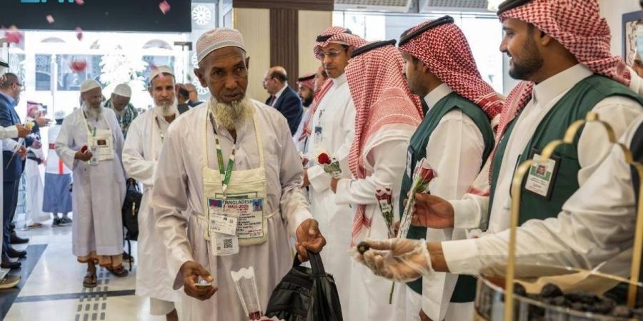 وزارة السياحة ترحب بوصول أولى طلائع الحجاج إلى مكة المكرمة والمدينة المنورة - ترند نيوز
