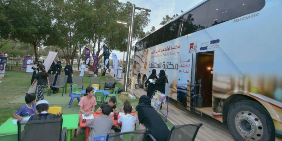 "4200" قارئ في رحلة: المكتبة المتنقلة تشعل شغف الخرج والدلم بالكتاب - ترند نيوز