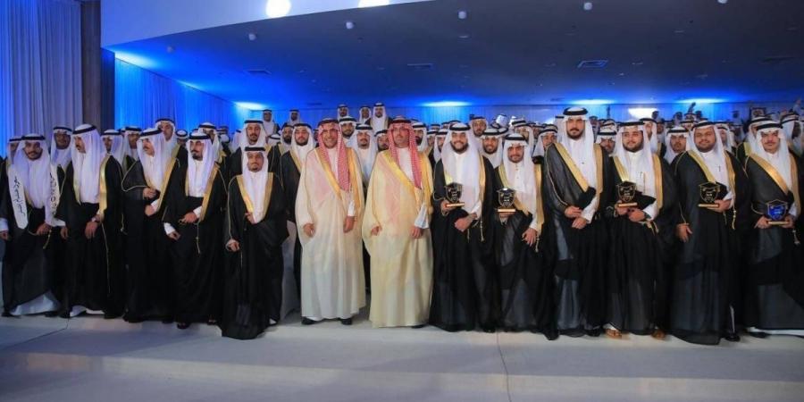 نيابة عن نائب أمير منطقة مكة المكرمة.. مُحافظ جدة يشهد حفل تخريج الدفعة الـ 11 من طلاب وطالبات جامعة جدة - ترند نيوز