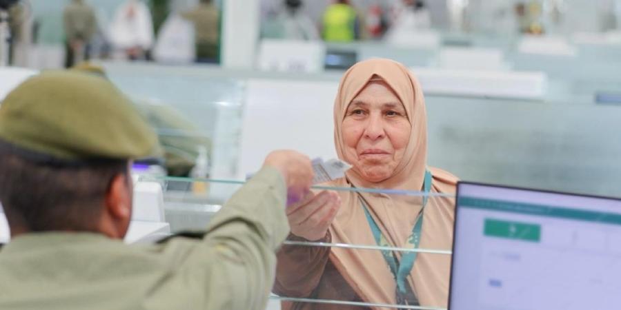 جوازات مطار الملك عبدالعزيز تستقبل أولى رحلات ضيوف الرحمن من سوريا - ترند نيوز