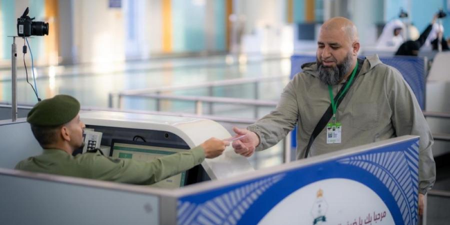 جوازات مطار المدينة تستقبل أولى رحلات ضيوف الرحمن من روسيا - ترند نيوز