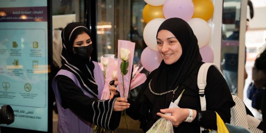 استقبال الفوج الأول من حجاج روسيا وتونس في مكة   - ترند نيوز