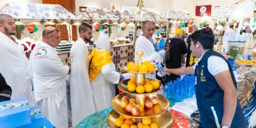 وصول الفوج الأول من حجاج فلسطين إلى مكة المكرمة ورحلات استقبلتهم بالورود  - ترند نيوز